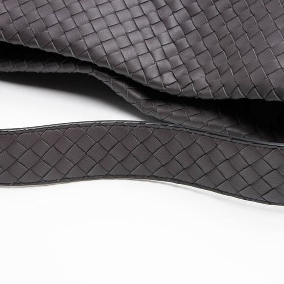 Bottega Veneta Intrecciato Nappa City Large Hobo。 like new condition. - Picture 14 of 15